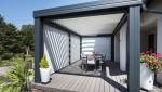 Pergola bioclimatique autoportée ferméture des 4 parois latérales 