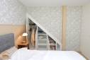 pose de placard dans une chambre