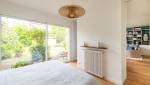 Chambre rénovée avec vue sur le jardin à Paris 16e
