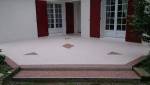 terrasse en  dalles béton avec motifs géométriques