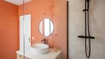 Design sophistiqué avec un miroir ovale à Paris 8e