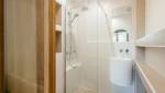 Salle de douche moderne avec une paroi en verre à Paris 16e
