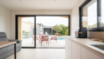 Extension de maison de 25 m² au Bignon - pièce pour les amis vue vers l'extérieur 