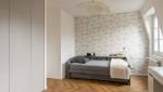 Chambre avec papier peint de montgolfières et parquet à Paris 8e
