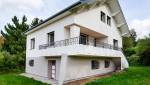 Un choix bicolore, blanc cassé et gris, pour sublimer cette maison, dans l'agglomération de Grenoble