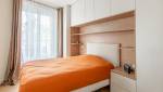 Un aménagement de lit moderne avec prises accessibles