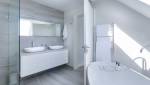 une salle de bain tout en blanc sous les combles