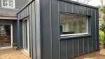Agrandissement de maison par une extension en ossature bois et bardage type zinc quartz à joints debout - Nantes 44