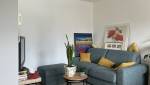 Des murs blancs, texturés, un salon propre et lumineux