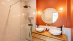 Salle de bain moderne avec mur terracotta et double vasque en bois, Paris 8e.