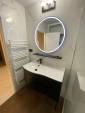 Fontaines Sur Saône (69270) : Rénovation complète d'une salle de bains avec l'alliance réussie du carrelage effet marbre et du noir