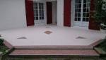 terrasse en  dalles béton avec motifs géométriques