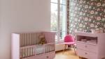 Chambre d'enfant en bas âge décorée de rose et de fleurs à Paris 8e