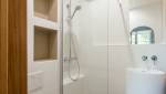 Douche contemporaine avec paroi en verre installée à Boulogne-Billancourt
