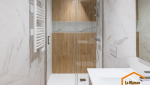 salle de bains moderne et lumineuse