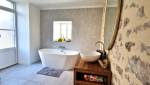 Salle de bain en pierres à Noisy sur Ecoles