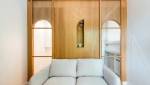 Paroi en bois clair séparant la salle de bain du salon à Paris 16e