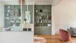 Bibliothèque intégrée sur mesure dans un salon parisien