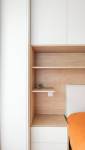Placards intégrés et étagères en bois : une chambre pratique et élégante