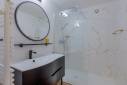 Fontaines Sur Saône (69270) : Rénovation complète d'une salle de bains avec l'alliance réussie du carrelage effet marbre et du noir
