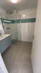 Salle de bain blanche et bleue moderne La Maison Des Travaux Alès