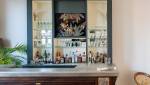 Élégance classique : Bar en bois restauré à Paris 8e.