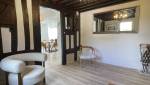 La nouvelle entrée de la maison sous l'avancée de toiture