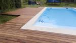 Plage de piscine bois avec margelles PVC