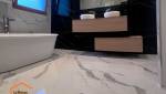 Salle de bain avec sol en marbre