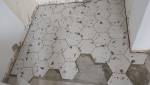 Pose de carreaux hexagonaux dans l'espace cuisine