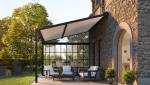 Pergola bioclimatique toiture toile adossée avec verrière latérale
