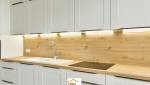 Cuisine rénovée avec crédence en bois