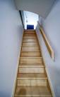 Un bel escalier droit en bois de hêtre