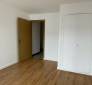 une chambre lumineuse, avec un parquet neuf