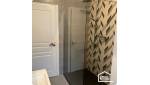 Salle de bain avec douche 