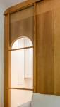 Cloison en bois avec des ouvertures en arc, un design unique à Paris 16e