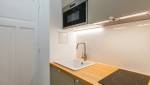 Plan de travail en bois dans une cuisine de studio à Paris 16e
