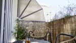 Balcon avec brise-vue en éventail