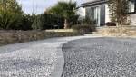 Allée de jardin gravier deux tons borduré pavée