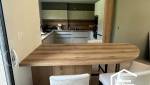 Installation îlot central en bois clair