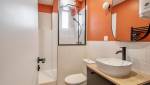 Salle de bain fonctionnelle et élégante à Garches