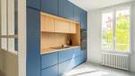 Vue détaillée des nouveaux placards en bois et des façades bleues – Mareil-Marly.