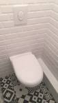 WC suspendu près de salle d'eau dans studo rénové sur Cassis (13260)