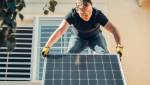 Pose d'un panneau photovoltaïque à Vienne