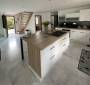 Maison rénovée avec escalier design - Mormant 77720