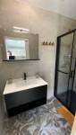 Salle de bain design noire studio La Maison Des Travaux Ales