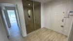 Entrée d'appartement rénovée avec portes de placards miroir Alès