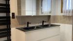 Double vasque et armoire de toilette pour cette salle de bain familiale (La Pierre- 38570)