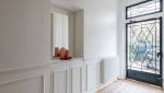 Entrée accueillante avec porte vitrée et rangements intégré au Vésinet