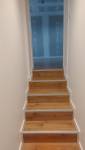 Escalier en béton et parquet stratifié
